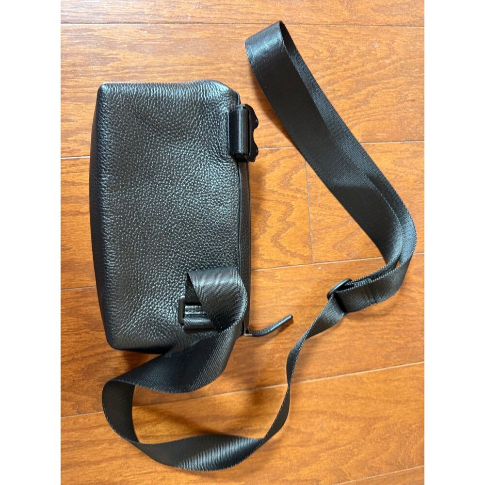 Grams 28 157 Essential Sling Bag Black Leather